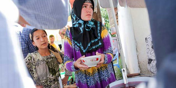 Tacikistan'da Başörtülü Kadınlar Polis Takibinde