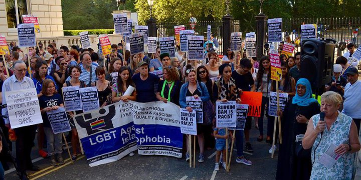 Tesettür Mayo Yasağı Londra'da Protesto Edildi