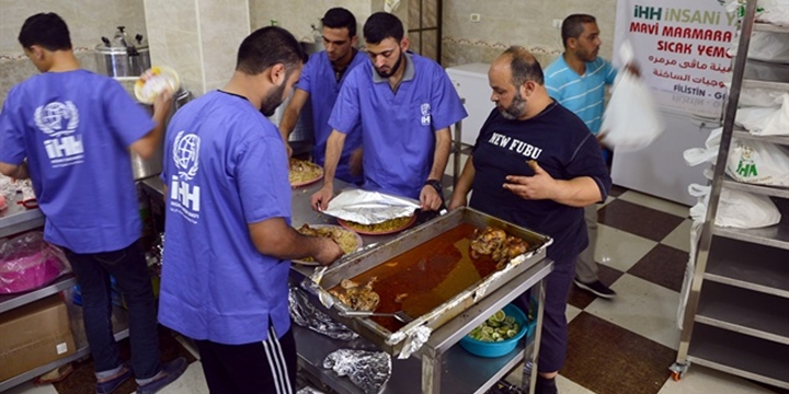 İHH, Gazze'de Aşevi Açtı