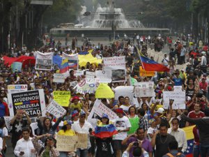 Venezuela'da Muhalifler Sokağa Döküldü