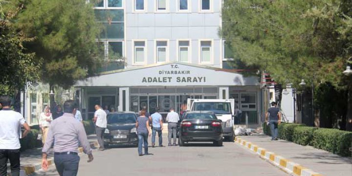 Diyarbakır'da 14 Adliye Görevlisine Gözaltı