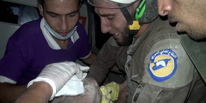 İdlib’de Bir Aylık Bebek Enkazdan Sağ Çıkarıldı!