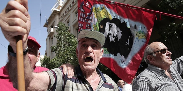 Atina’da Emeklilere Gazla Müdahale Edildi