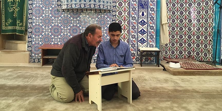 Suriyeli Genç Cami Cemaatine Kur’ân Okumayı Öğretiyor