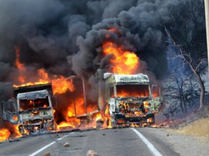 PKK'lılar İş Makinelerini Yaktı