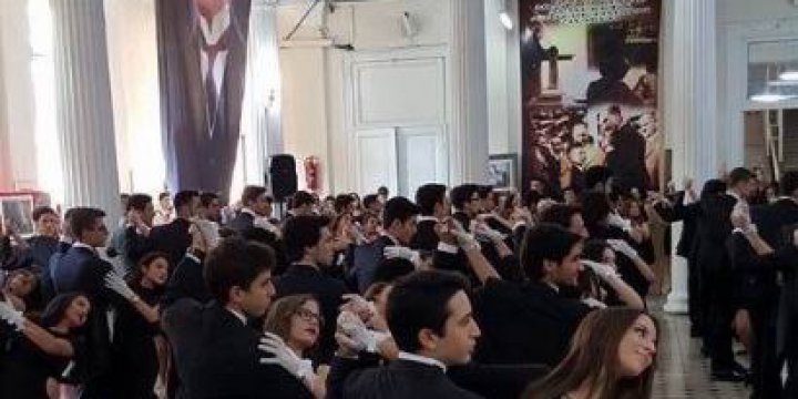 Liseli Gençlere Cumhuriyet’i Vals Yaparak Kutlattılar