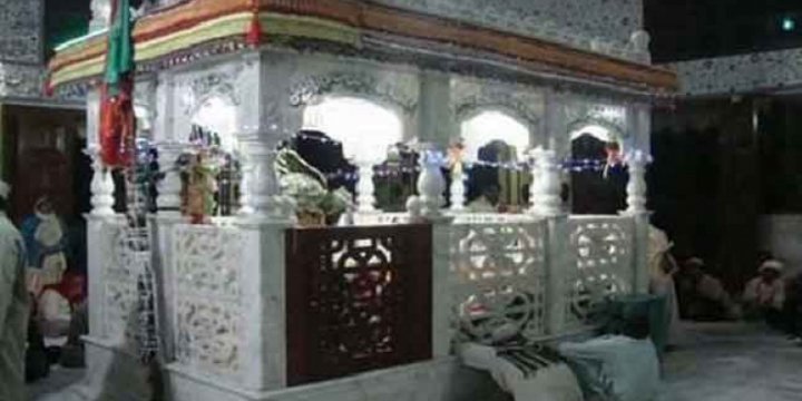 Pakistan'da Türbede Patlama: En Az 30 Ölü