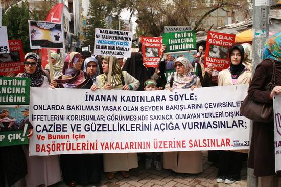 Antalya’da Ortak Başörtüsü Eylemi
