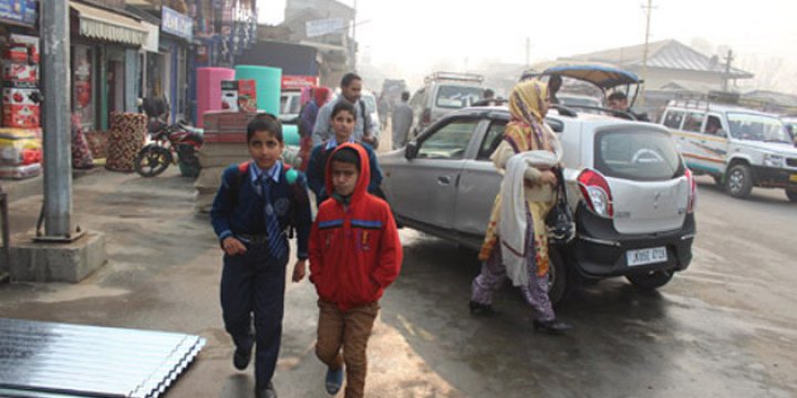 Keşmir'de 133 Gün Sonra İnsanlar Sokakta