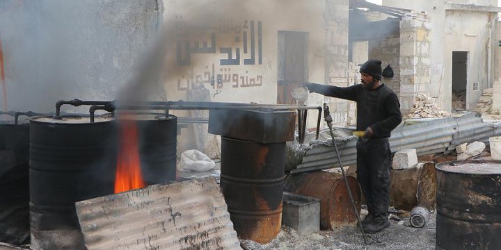 Kuşatma Altındaki Halep'te "İlkel Yöntemlerle" Yakıt Üretiliyor