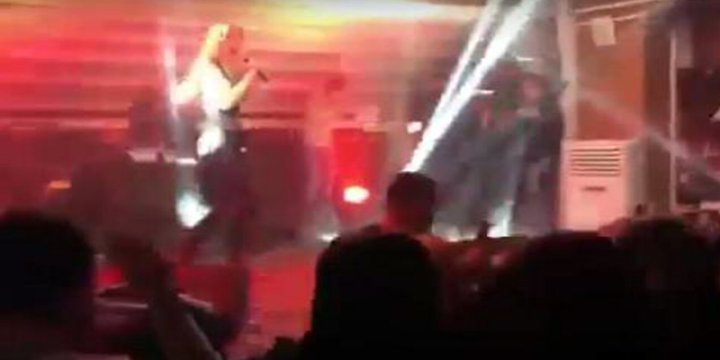 16 Yaşındaki Çocuk Kafede Şarkı Söylüyor, Giremeyen Çocuk Bomba Atıyor