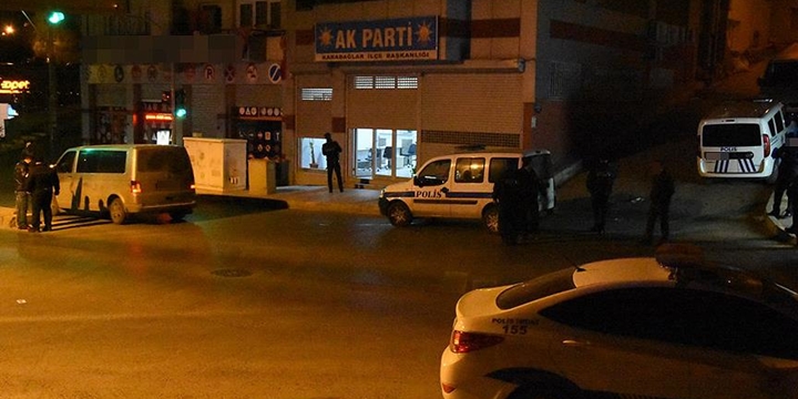 İzmir’de AK Parti Karabağlar İlçe Binasına Saldırı!