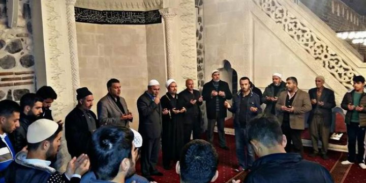 Diyarbakır Ulu Camii’de Gençlerden Halep İçin Dua