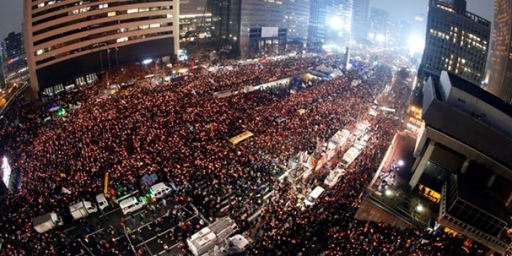 Güney Kore Devlet Başkanı Park Geun-Hye İstifa Etti