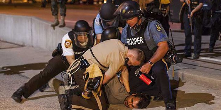 Amerikan Adaleti: Siyahiyi Öldüren Polis Yargılanmayacak!