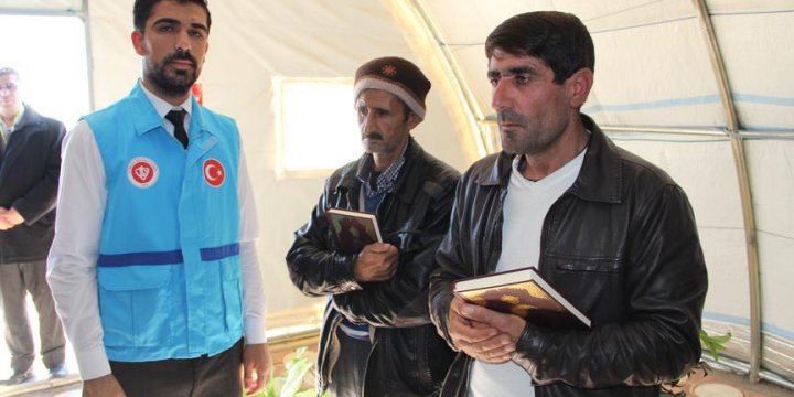 Suriyeli Sığınmacılara Kur'an-ı Kerim Hediye Edildi