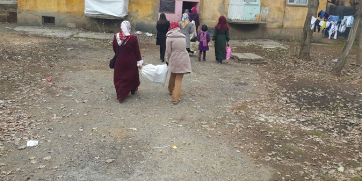 Hayırda Buluşanlar Topluluğu Muhtaç Ailelere Yardım Etmeye Devam Ediyor