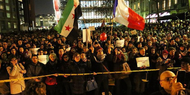Paris'te Halep'e Destek Gösterisi