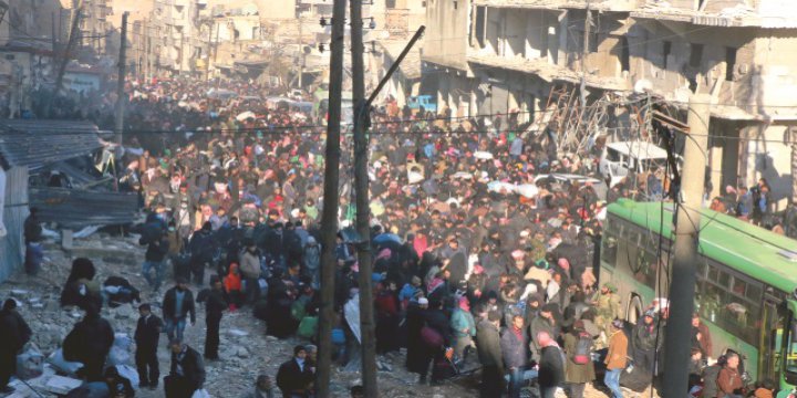 Kuşatma Altındaki Halep'te 7500 Kişi Kurtuldu, 75 Bin Kişi Bekliyor