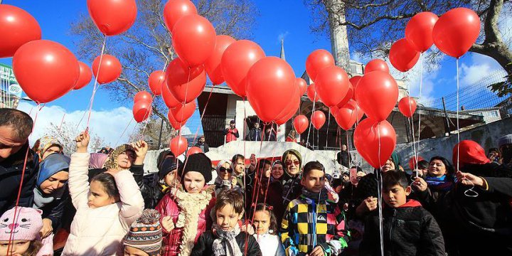 Halep'teki Çocuklar İçin Kırmızı Balon Uçurdular