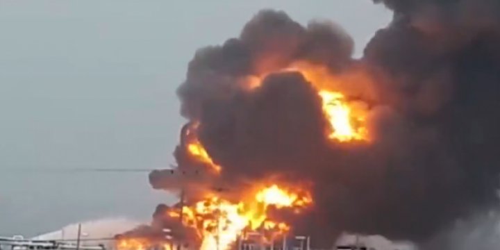 İşgalci İsrail’in Petrol Rafinerisi Yandı!