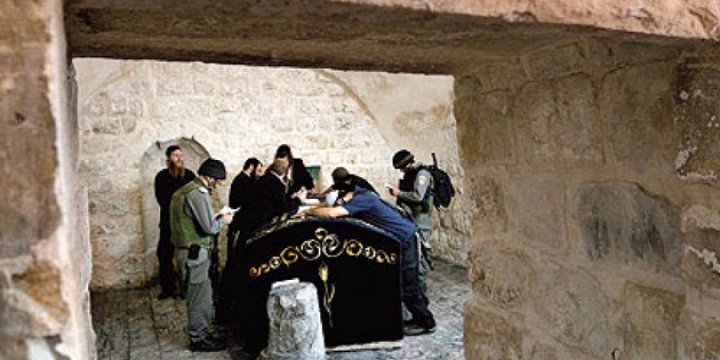 Siyonistler Yusuf Makamı'nda Filistinlilere Saldırdı