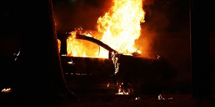 “Fransa’da Yılbaşında 945 Araç Kundaklandı”