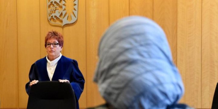 Almanya'da Başörtülü Öğretmen Tazminat Davasını Kazandı