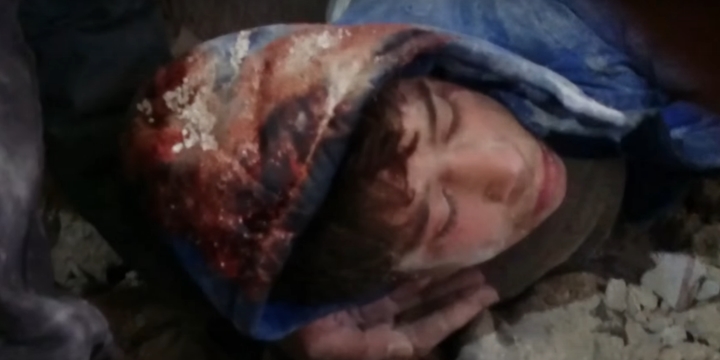 İdlib’deki Saldırıdan Üç Saat Sonra Enkazdan Kurtarıldı! (Video)