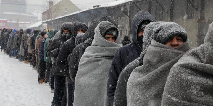 Macaristan Donan Mültecilere Kapıyı Açmıyor