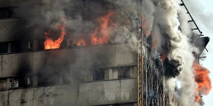 Tahran'da 17 Katlı İş Yeri Çöktü