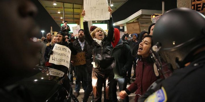 Havalimanı'nda Trump ve Gözaltı Protestosu