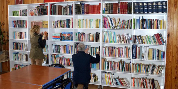Caminin Altını Kütüphaneye Çevirdi