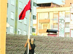 Bayrak indirme girişimine 18 yıl hapis