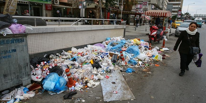 İzmir’in Karabağlar İlçesinde Grev: Çöpler Toplanmıyor