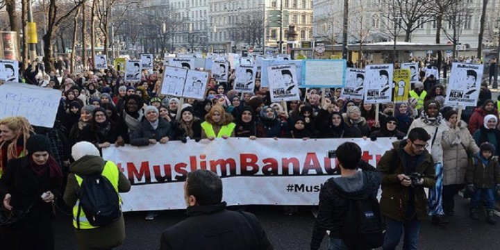 Avusturya'da 'Başörtüme Dokunma' Protestosu