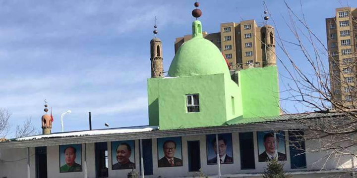 Caminin Duvarlarına Parti Liderlerinin Fotoğraflarını Astırdılar!