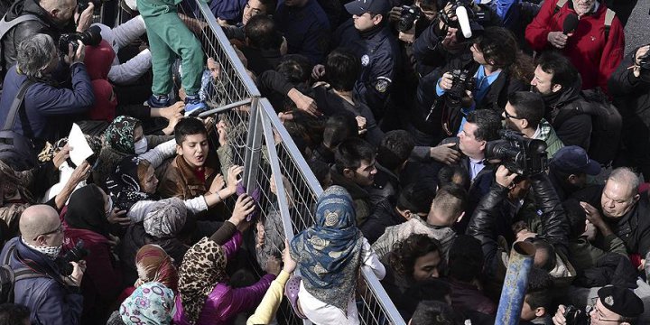 Yunan Göç Bakanına Sığınmacı Tepkisi
