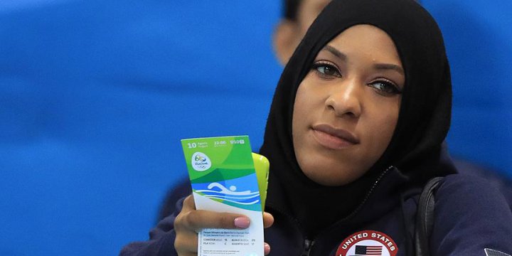 ABD'li Başörtülü Olimpiyat Oyuncusu Havalimanında Alıkonuldu