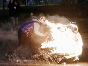 Paris’te Protestocular Karakola Saldırdı