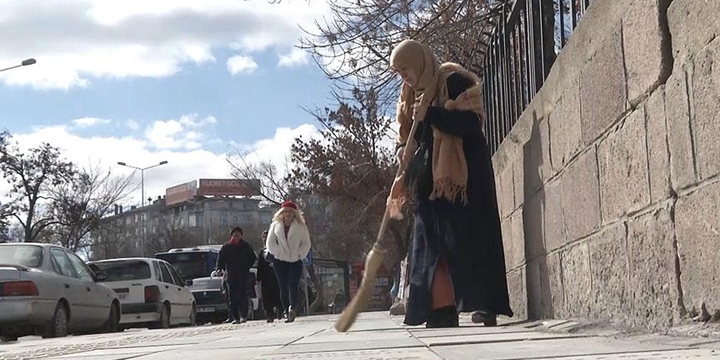 Ankara Sokaklarındaki Fuhuş Kartlarına Süpürgeli Tepki!