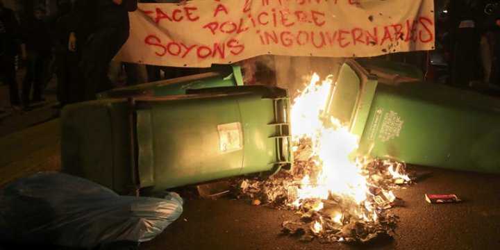 Paris Sokakları Yine Karıştı