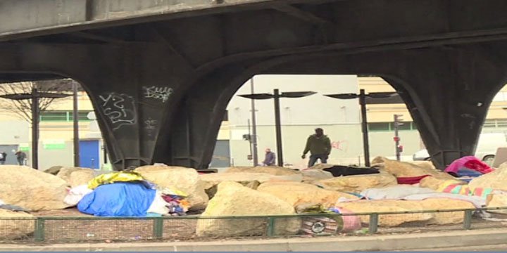 Paris'te Mülteciler Girmesin Diye Alanı Kayalarla Doldurdular!