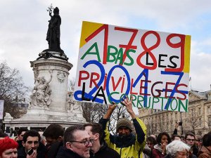 Paris'te 'Yolsuzluk' Protestosu