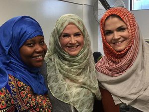 Müslüman Kadınlarla Empati İçin 1 Ay Başlarını Örtecekler