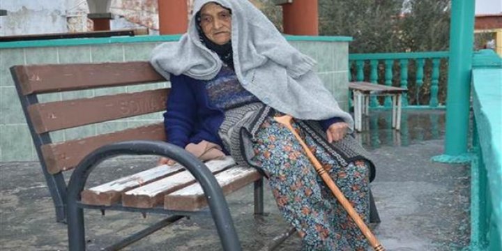 82 Yaşındaki Kadına 'Cami Nöbeti' Cezası!