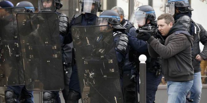 Fransız Polisi "Coplu Tecavüz" Protestocularına Acımıyor