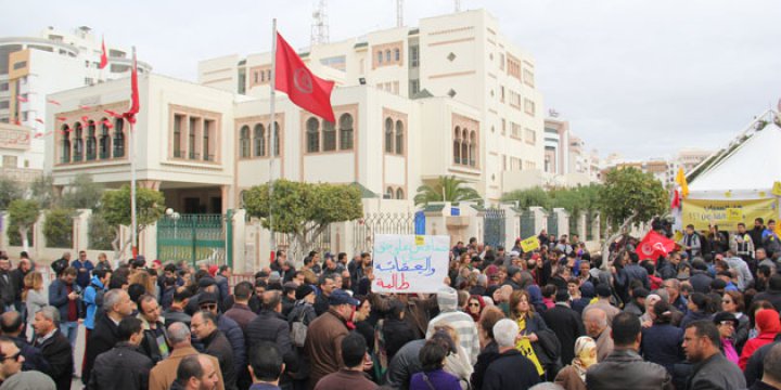 Tunus'ta Kimya Tesisi Protestosu
