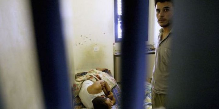 İşgalcilerin Zindanlarındaki Doktorların Her Biri Önlük Giymiş Hitler