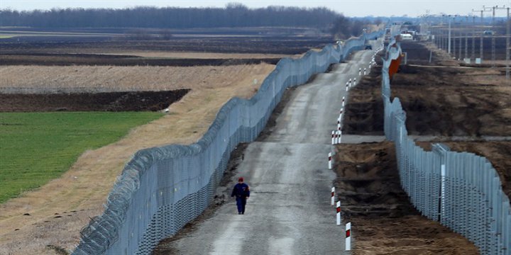 Macaristan Sınırlarındaki Tel Örgüye Elektrik Verecek